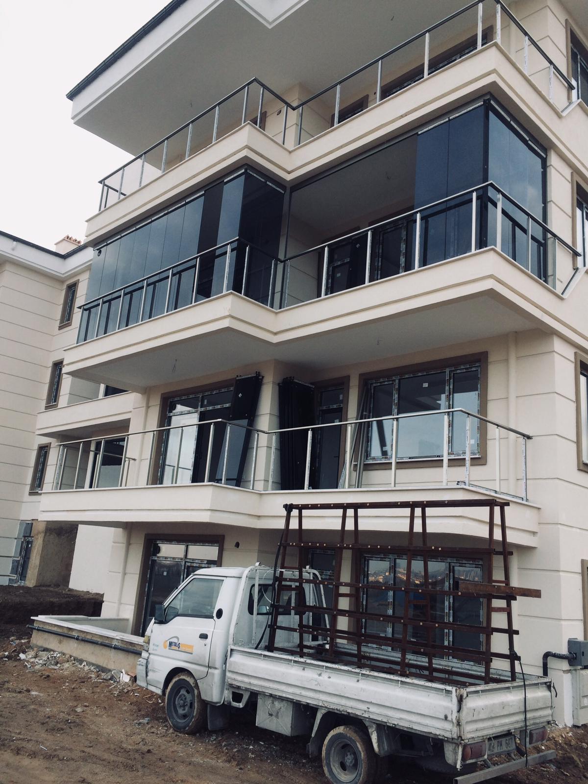 Renkli Cam Balkon